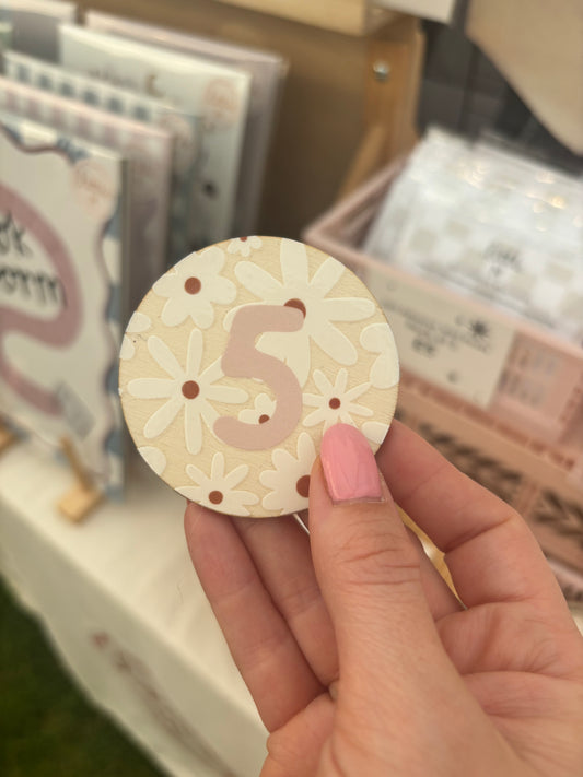 5 Wooden birthday badge with Daisy design 4cm Birthday Sale