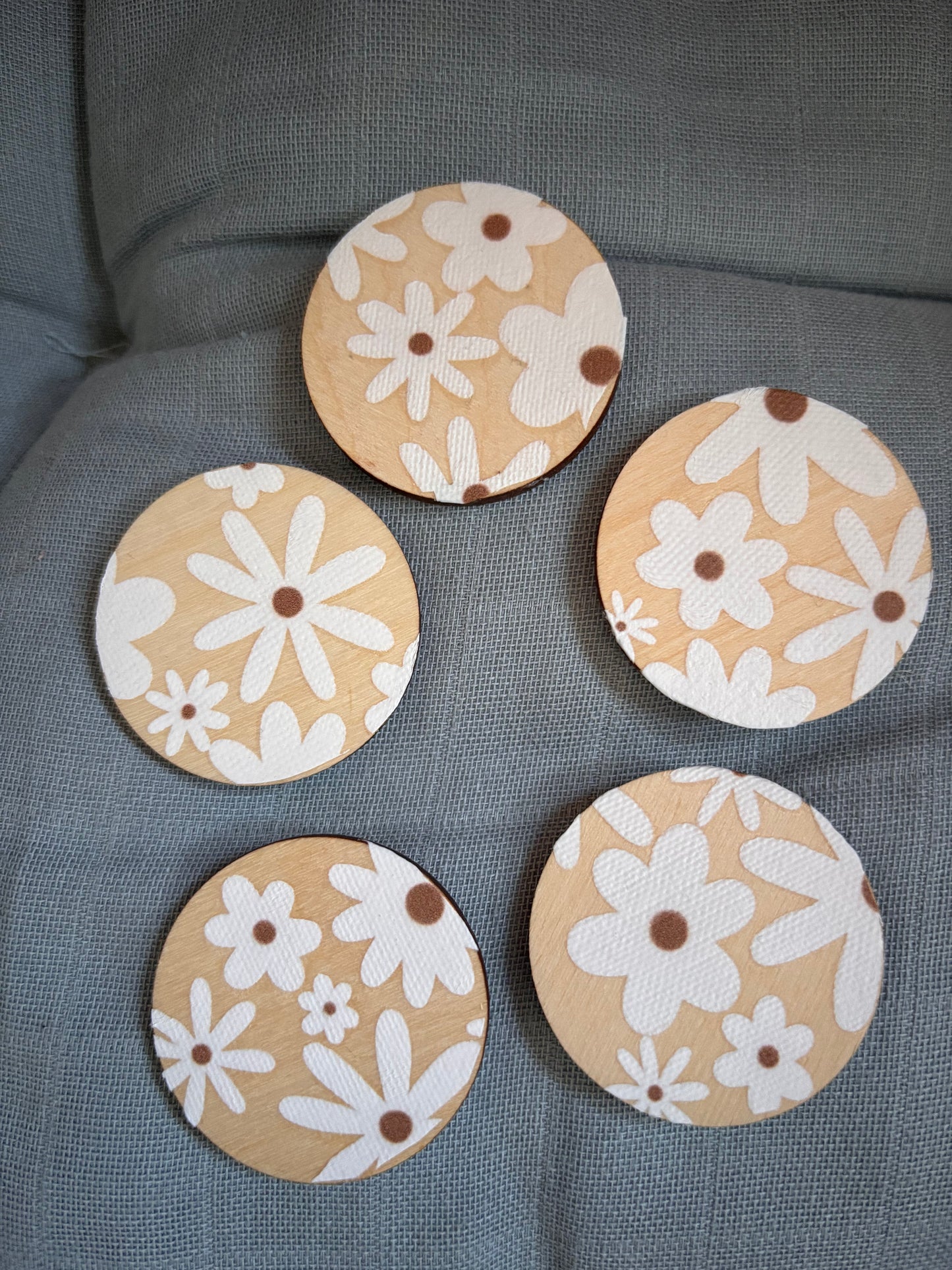 Wooden self adhesive hook with white daisy pattern Sample Sale